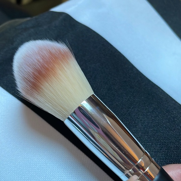 Duel Ended Consealer & Blush. Great highlighter , liquid and powder foundation - Picture 3 of 4